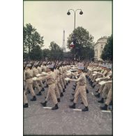 Défilé à pied lors de la cérémonie du 14 juillet 1977 place Joffre devant l'Ecole militaire. Passage de l'école nationale des sous-officiers d'active (ENSOA).