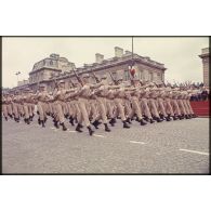 Défilé à pied lors de la cérémonie du 14 juillet 1977 place Joffre devant l'Ecole militaire. Passage de l'école nationale des sous-officiers d'active (ENSOA).