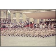 Défilé à pied lors de la cérémonie du 14 juillet 1977 place Joffre devant l'Ecole militaire. Passage de l'école nationale des sous-officiers d'active (ENSOA) devant la tribune des Dames.