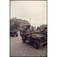 Défilé motorisé lors de la cérémonie du 14 juillet 1977 place Joffre devant l'Ecole militaire. Passage du 1er régiment de hussards parachutistes (1er RHP) à bord de Jeep Hotchkiss M201 équipées de lance-missiles antichars Milan.