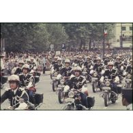 Défilé monté lors de la cérémonie du 14 juillet 1977 place Joffre devant l'Ecole militaire. Passage de l'escadron de motocylistes de la gendarmerie départementale.