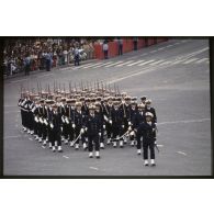 Défilé à pied lors de la cérémonie du 14 juillet 1979 à la Bastille. Passage du détachement de la base aéronavale (BAN) de Nîmes-Garons.