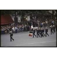 Défilé à pied lors de la cérémonie du 14 juillet 1979 à la Bastille. Passage du drapeau de sa garde de l’école de l’air de Salon-de-Provence.