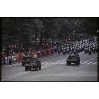 Défilé monté lors de la cérémonie du 14 juillet 1979 à la Bastille. Passage du général de brigade Louis Pitel, adjoint au gouverneur militaire de Paris (GMP) commandant la 1re région militaire (1re RM) sur automitrailleuse légère (AML) 60 suivi de l'escadron motocycliste de la gendarmerie départementale.