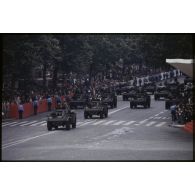 Défilé motorisé lors de la cérémonie du 14 juillet 1979 à la Bastille. Passage du drapeau et sa garde du régiment d’infanterie-chars de marine (RICM) sur automitrailleuse légère (AML) 60 et AML 90.