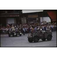 Défilé motorisé lors de la cérémonie du 14 juillet 1979 à la Bastille. Passage du drapeau et sa garde du régiment d’infanterie-chars de marine (RICM) sur automitrailleuse légère (AML) 60.