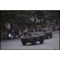 Défilé motorisé lors de la cérémonie du 14 juillet 1979 à la Bastille. Passage du drapeau et sa garde du 1er régiment d’infanterie (1er RI) sur VAB.