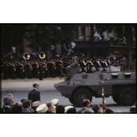 Défilé motorisé lors de la cérémonie du 14 juillet 1979 à la Bastille. Passage du 1er régiment d’infanterie (1er RI) sur VAB devant le président de la République.