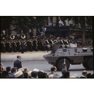 Défilé motorisé lors de la cérémonie du 14 juillet 1979 à la Bastille. Passage du 1er régiment d’infanterie (1er RI) sur VAB devant le président de la République.
