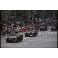 Défilé motorisé lors de la cérémonie du 14 juillet 1979 à la Bastille. Passage du drapeau et sa garde du 153e régiment d’infanterie (153e RI) sur char AMX 13 VTT suivi de camionnettes Simca-Marmon tractant des mortiers de 120 mm RT.