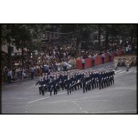 Défilé à pied lors de la cérémonie du 14 juillet 1979 à la Bastille. Passage des élèves de l’école militaire du corps technique et administratif (EMCTA).