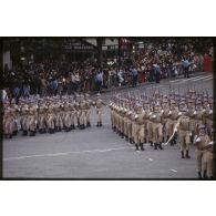 Défilé à pied lors de la cérémonie du 14 juillet 1979 à la Bastille. Passage des élèves de l’école nationale des sous-officiers d’active (ENSOA).