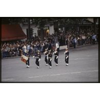 Défilé à pied lors de la cérémonie du 14 juillet 1979 à la Bastille. Passage du drapeau et sa garde de l’école des fusiliers-marins.