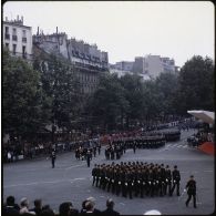 Défilé à pied lors de la cérémonie du 14 juillet 1979 à la Bastille. Passage de l’école polytechnique suivie des écoles du service de santé (ESSA) de Lyon et Bordeaux.