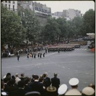 Défilé à pied lors de la cérémonie du 14 juillet 1979 à la Bastille. Passage du drapeau de sa garde de l’école des fusiliers-marins.