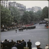Défilé à pied lors de la cérémonie du 14 juillet 1979 à la Bastille. Passage du drapeau de sa garde de l'école de l’air de Salon-de-Provence.