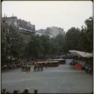 Défilé à pied lors de la cérémonie du 14 juillet 1979 à la Bastille. Passage des drapeaux et leur garde de l’école spéciale militaire (ESM) de Saint-Cyr et de l’école militaire interarmes (EMIA) de Coëtquidan