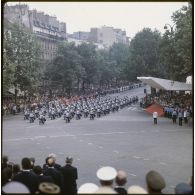 Défilé monté lors de la cérémonie du 14 juillet 1979 à la Bastille. Passage de l’escadron motocycliste de la gendarmerie départementale sur des motos BMW R60-7 devant la tribune des Dames.