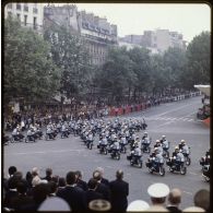 Défilé monté lors de la cérémonie du 14 juillet 1979 à la Bastille. Passage de l’escadron motocycliste de la gendarmerie départementale sur des motos BMW R60-7.