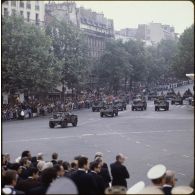 Défilé motorisé lors de la cérémonie du 14 juillet 1979 à la Bastille. Passage du drapeau et sa garde du régiment d’infanterie-chars de marine (RICM) sur automitrailleuses légères (AML) 60 et AML 90.