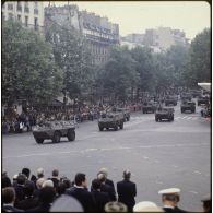 Défilé motorisé lors de la cérémonie du 14 juillet 1979 à la Bastille. Passage du drapeau et sa garde du 1er régiment d’infanterie (1er RI) sur VAB.