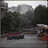 Défilé à pied lors de la cérémonie du 14 juillet 1979 à la Bastille. Passage de l'école militaire du corps technique et administratif (EMCTA).