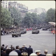 Défilé motorisé lors de la cérémonie du 14 juillet 1979 à la Bastille. Passage du drapeau et sa garde du 54e régiment d'artillerie (54e RA) sur VAB suivi des chars AMX 30 armés de système d'armes de missiles sol-air à courte portée  Roland.