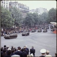 Défilé motorisé lors de la cérémonie du 14 juillet 1979 à la Bastille. Passage du drapeau et sa garde du 153e régiment d’infanterie (153e RI) sur AMX 13 VTT et camions Simca-Marmon tractant des mortiers de 120 mm RT.