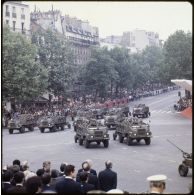 Défilé motorisé lors de la cérémonie du 14 juillet 1979 à la Bastille. Passage du 2e régiment d'infanterie de marine (2e RIMa) sur camions Simca-Marmon tractant des canons de 20 mm F2 antiaériens.