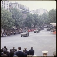 Défilé motorisé lors de la cérémonie du 14 juillet 1979 à la Bastille. Passage du drapeau et de sa garde sur un véhicule d'acquisition radar et de désignation d'objectifs suivi de véhicules de tir avec radar de poursuite du système d'arme sol-air Crotale de l'armée de l'air.
