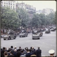 Défilé motorisé lors de la cérémonie du 14 juillet 1979 à la Bastille. Passage de véhicules de tir avec radar de poursuite du système d'arme sol-air Crotale de l'armée de l'air.