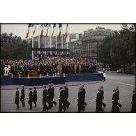 Défilé à pied lors de la cérémonie du 14 juillet 1979 à la Bastille. Passage de l'école militaire du corps technique et administratif (EMCTA) devant la tribune présidentielle.