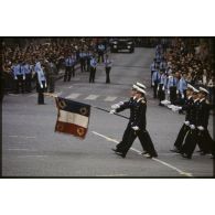 Défilé à pied lors de la cérémonie du 14 juillet 1979 à la Bastille. Passage du drapeau et de sa garde de l'école de l’air de Salon-de-Provence.