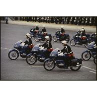 Défilé monté lors de la cérémonie du 14 juillet 1979 à la Bastille. Passage de l’escadron motocycliste de la gendarmerie départementale sur des motos BMW R60-7.