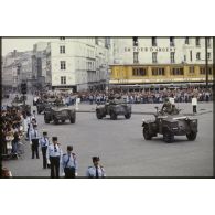 Défilé motorisé lors de la cérémonie du 14 juillet 1979 à la Bastille. Passage du régiment d’infanterie-chars de marine (RICM) sur automitrailleuses légères (AML) 60 et AML 90.