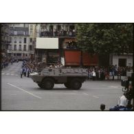 Défilé motorisé lors de la cérémonie du 14 juillet 1979 à la Bastille. Passage du 1er régiment d’infanterie (1er RI) sur VAB.