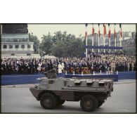Défilé motorisé lors de la cérémonie du 14 juillet 1979 à la Bastille. Passage du 1er régiment d’infanterie (1er RI) sur VAB devant la tribune présidentielle.