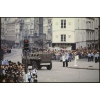 Défilé motorisé lors de la cérémonie du 14 juillet 1979 à la Bastille. Passage du 1er régiment d’infanterie (1er RI) sur VAB.