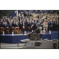 Défilé motorisé lors de la cérémonie du 14 juillet 1979 à la Bastille. Passage du 1er régiment d’infanterie (1er RI) sur VAB devant la tribune présidentielle.