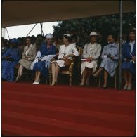 Lors du défilé du 14 juillet 1979 à la Bastille, Anne-Aymone Giscard d'Estaing, épouse du président de la République, et Eve Barre, épouse du Premier ministre, assises dans la tribune des Dames.