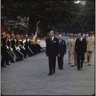 Lors de la cérémonie du 14 juillet 1979 à la Bastille, Valéry Giscard d’Estaing, président de la République, passe la revue du 1er régiment d’infanterie de la Garde républicaine (1er RIGR).