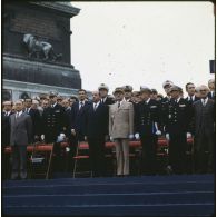 Officiers généraux et autorités civiles à la tribune lors du défilé du 14 juillet 1979 à la Bastille.