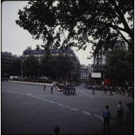 Défilé à pied lors de la cérémonie du 14 juillet 1979 à la Bastille. Passage des drapeaux et de leur garde de l'école spéciale militaire (ESM) de Saint-Cyr et de l’école militaire interarmes (EMIA) de Coëtquidan.