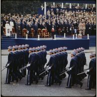 Défilé à pied lors de la cérémonie du 14 juillet 1979 à la Bastille. Passage de l’école militaire interarmes (EMIA) de Coëtquidan devant la tribune présidentielle.