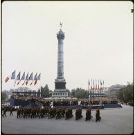 Défilé à pied lors de la cérémonie du 14 juillet 1979 à la Bastille. Passage du 1er régiment d’infanterie de la Garde républicaine (1er RIGR).