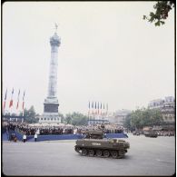 Défilé motorisé lors de la cérémonie du 14 juillet 1979 à la Bastille. Passage des chars AMX 30 armés de systèmes d'armes de missiles sol-air à courte portée  Roland du 54e régiment d'artillerie (54e RA) devant la tribune présidentielle.