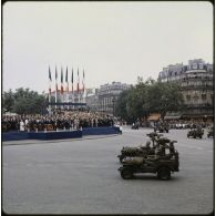 Défilé motorisé lors de la cérémonie du 14 juillet 1979 à la Bastille. Passage du 1er régiment de hussards parachutistes (1er RHP) sur Jeep Hotchkiss M201 armés de système de missiles d’infanterie léger antichar NATO (MILAN) devant la tribune présidentielle.