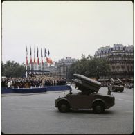 Défilé motorisé lors de la cérémonie du 14 juillet 1979 à la Bastille. Passage de véhicules de tir avec radar de poursuite du système d'arme sol-air Crotale de l'armée de l'air devant la tribune présidentielle.