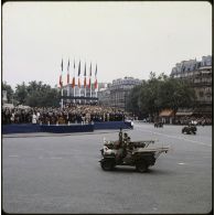 Défilé motorisé lors de la cérémonie du 14 juillet 1979 à la Bastille. Passage des conductrices-ambulancières des Cadettes de l'armée sur Jeep Hotchkiss M201 équipées de civières devant la tribune présidentielle