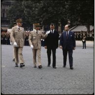 Lors de la cérémonie du 14 juillet 1979 à la Bastille, les autorités s'apprêtent à accueillir le président.